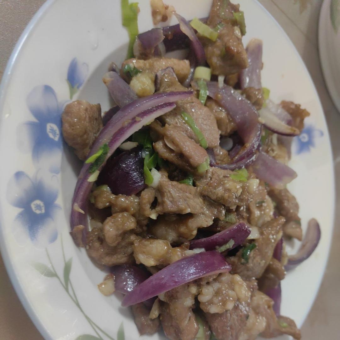 洋葱炒羊腿肉-用这个方法炒羊肉，无膻味还不柴，做出来的羊肉又鲜又嫩