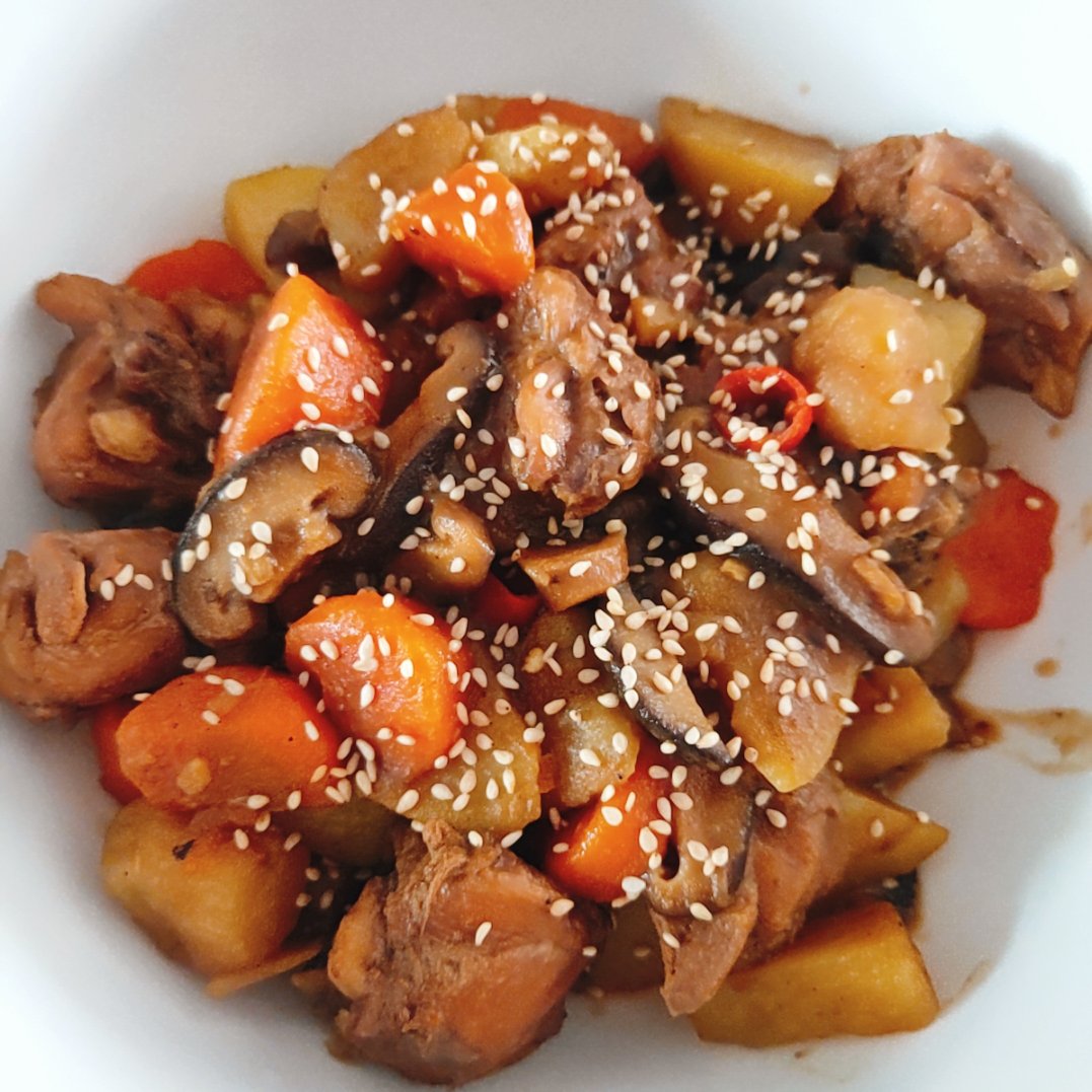 香菇炖鸡腿肉土豆