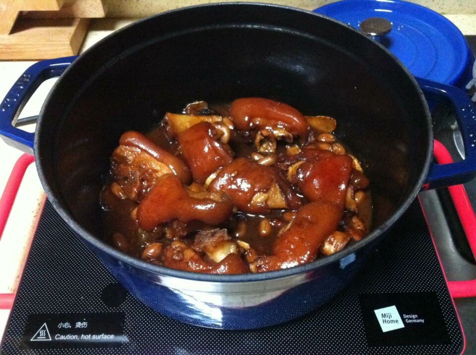南乳花生猪脚煲