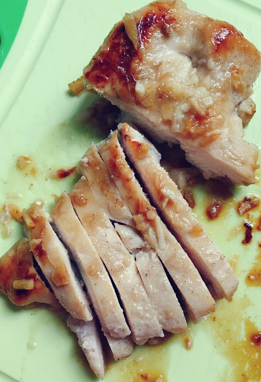 水井做的酷炫屌炸天好吃的煎鸡胸肉(香蒜蜂蜜煎鸡胸肉)