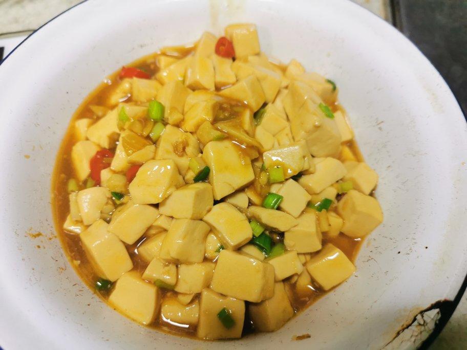 不放肉也超下饭的葱焖豆腐