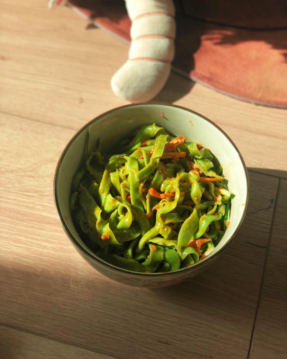 厨师长教你：“鸡丝凉面”的家常做法，味道好极了，先收藏起来