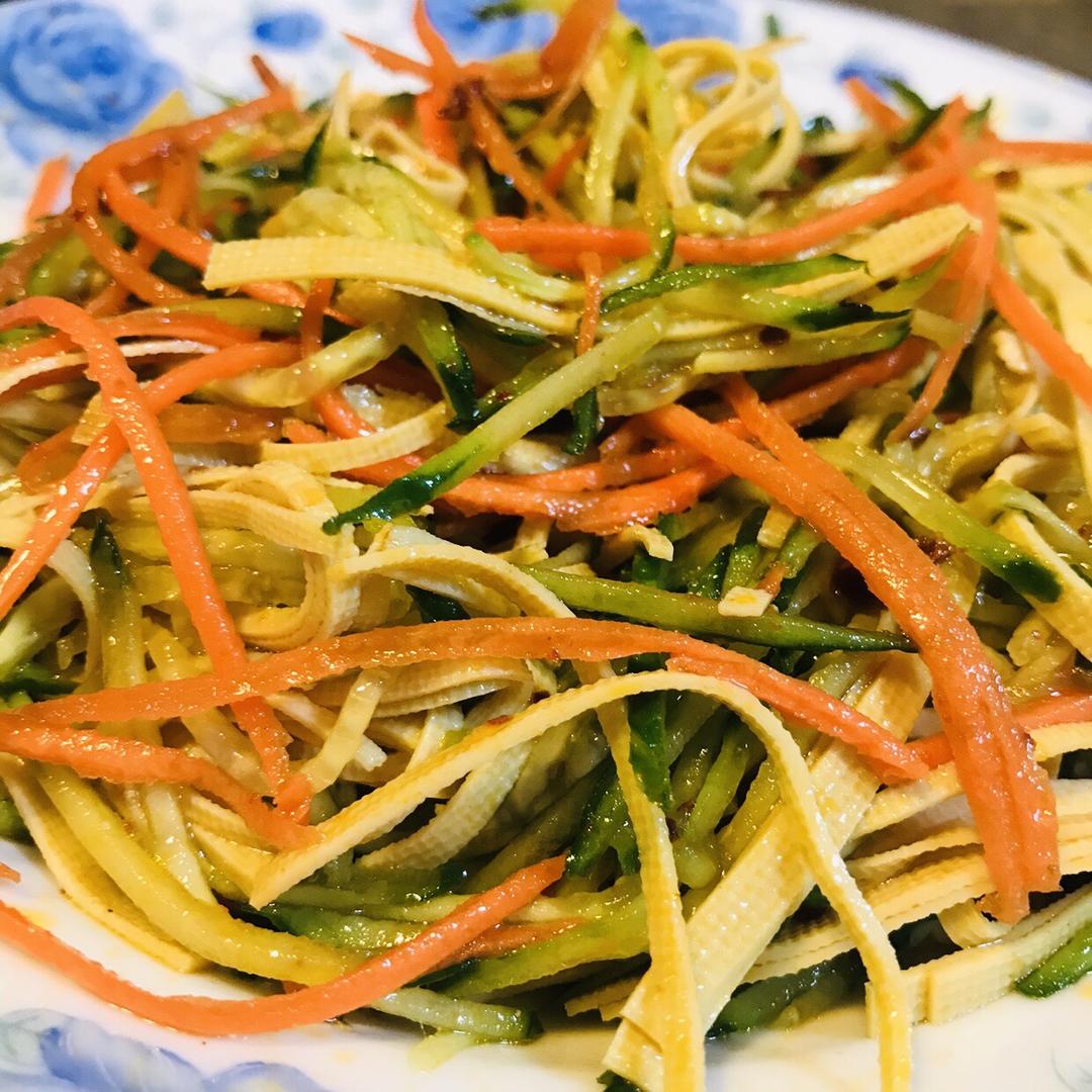我是郑小厨吖做的黄瓜丝拌豆腐皮