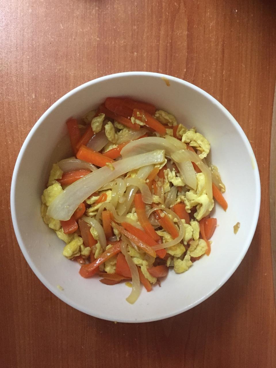 胡萝卜炒洋葱鸡蛋