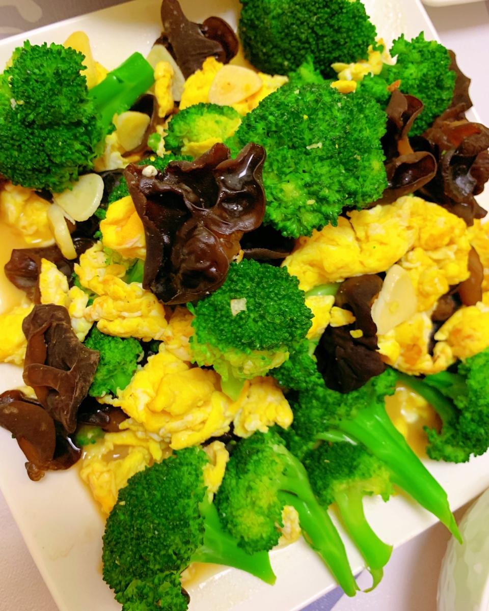 健康低脂家常菜—西兰花炒口蘑