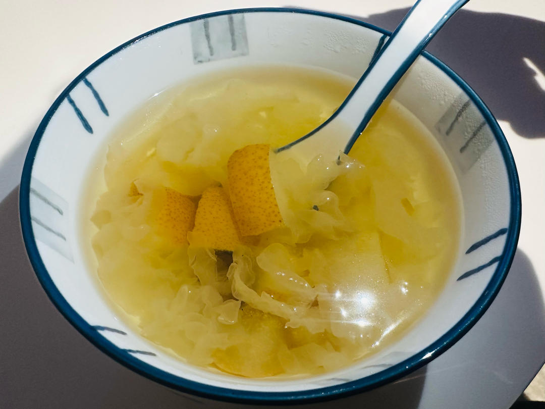 秋季润肺止咳的美食，银耳雪梨汤，软糯易出胶