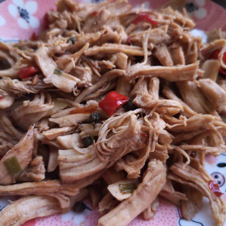 香辣爽口手撕鸡（少油好吃的鸡胸肉做法）