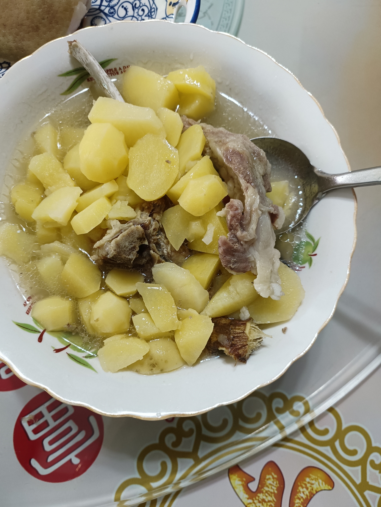 排骨炖土豆汤