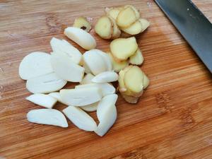 超入味的土豆焖鸡翅的做法 步骤8