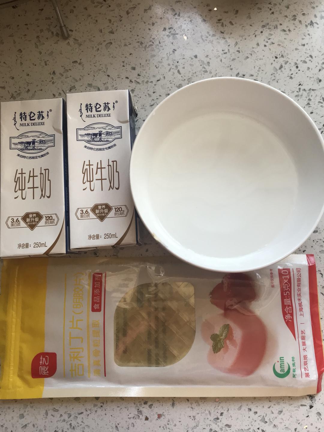 草莓布丁的做法 步骤1