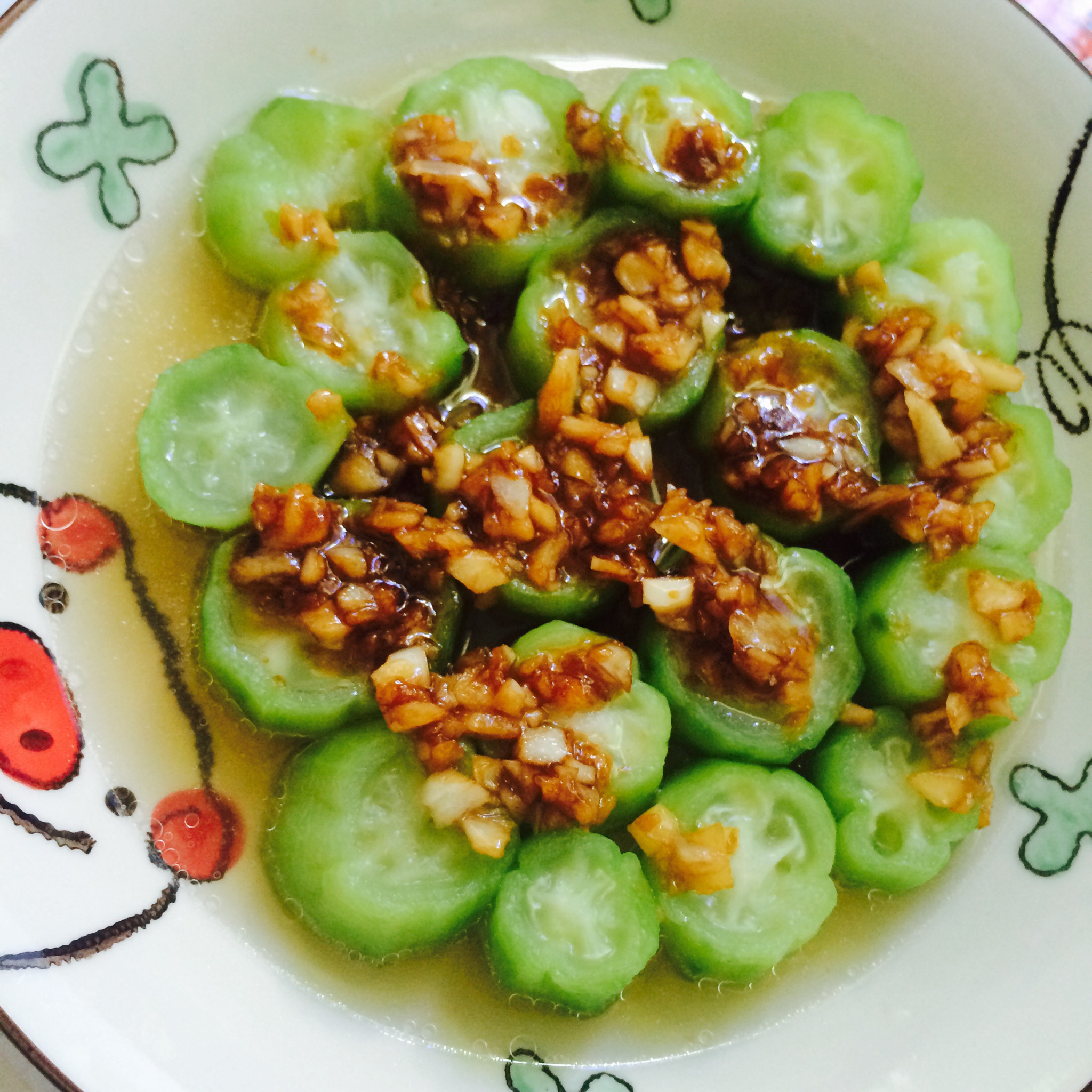 只需要五分钟就可以的美味蒜蓉蒸丝瓜