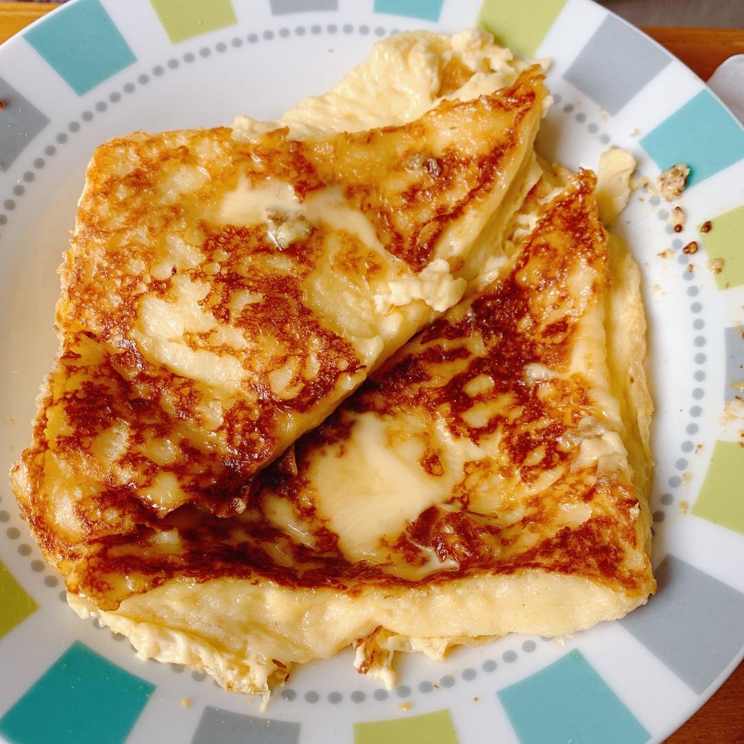 法式吐司(史诗级平底锅版本)，隔夜厚切吐司，两面煎至金黄，外酥里软，咸甜适中，淋上蜂蜜，是妈妈的感觉morning