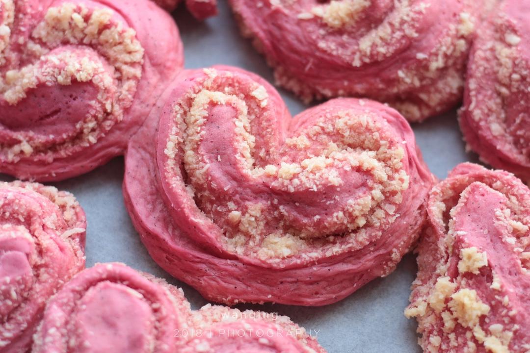 心形火龙果椰蓉面包