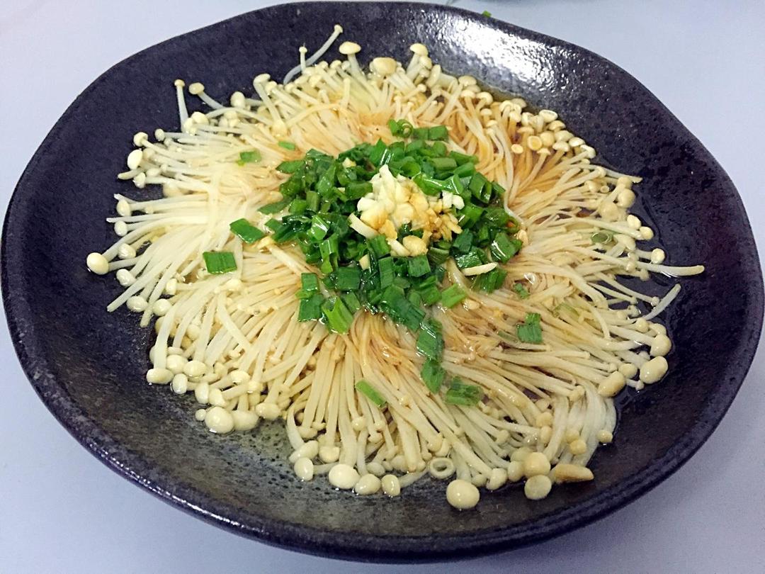 葱花美味鲜酱油食用油鸡精葱油金针菇的做法金针菇去根,清洗干净,摆盘