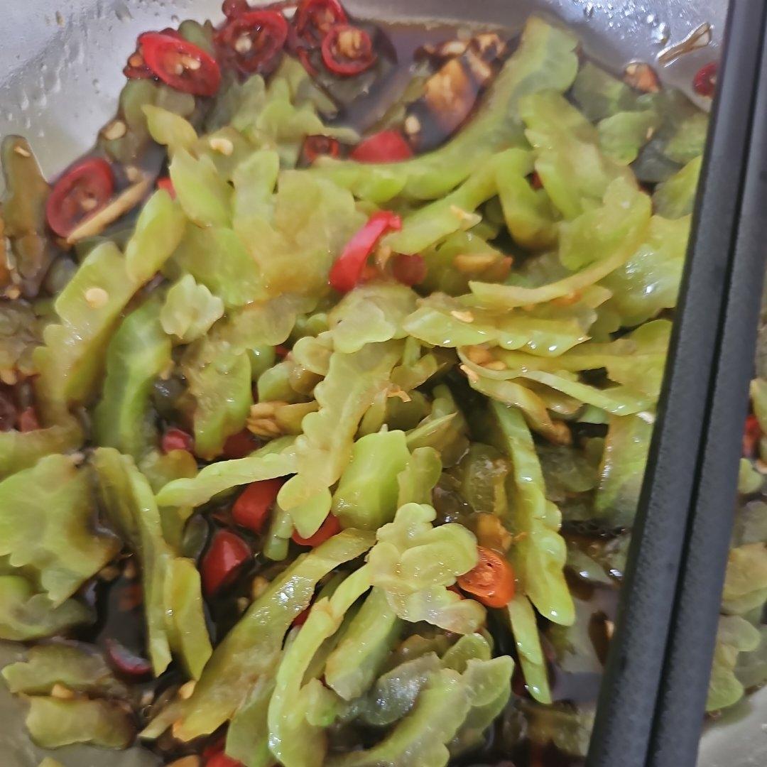凉拌苦瓜(色碧、味脆)