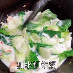 奶白鲜虾青菜汤的做法 步骤7