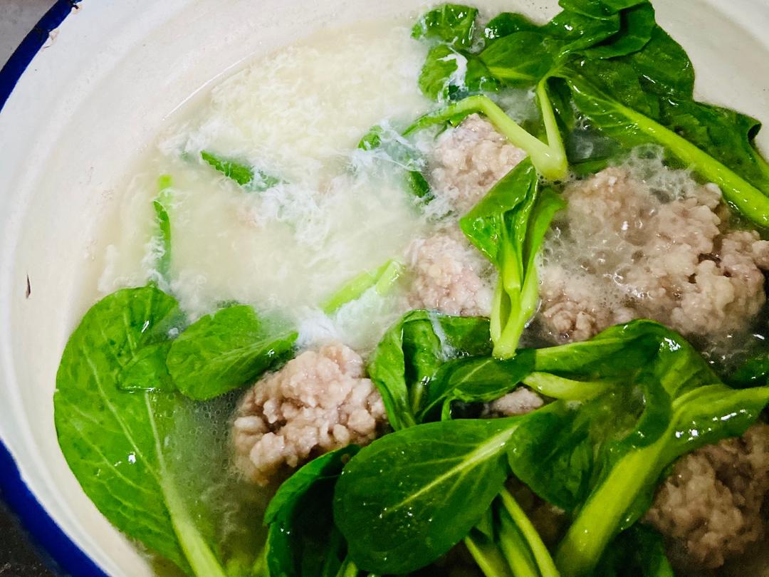 鸡毛菜肉丸汤
