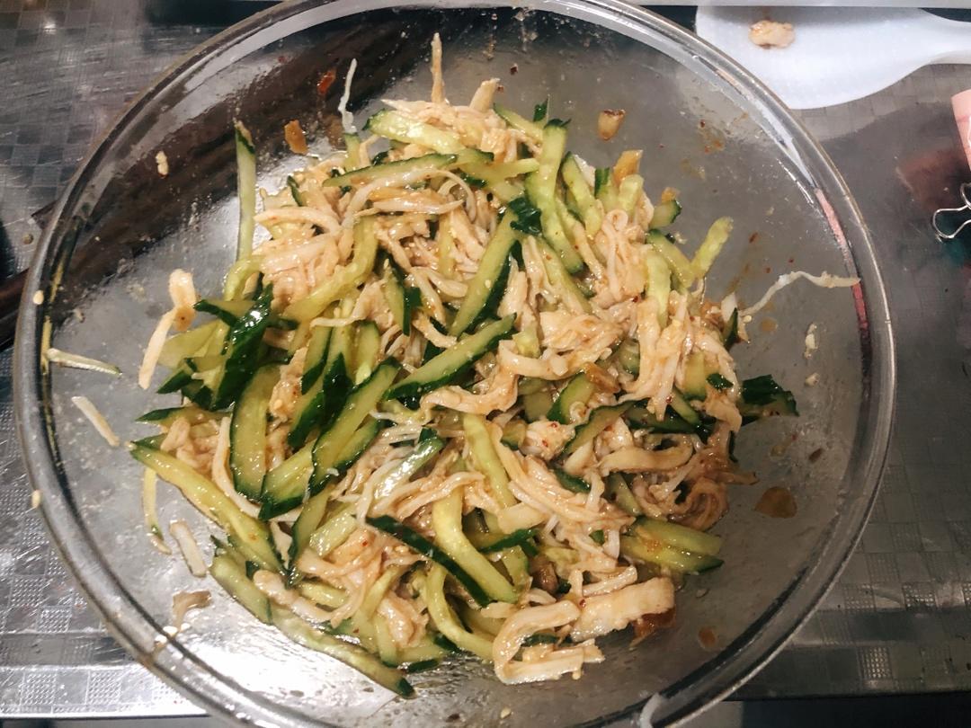 凉拌鸡丝（爽口低脂鸡胸肉）