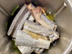 开鱼季不可错过的嫩滑蒜子油焖带鱼的做法 步骤5