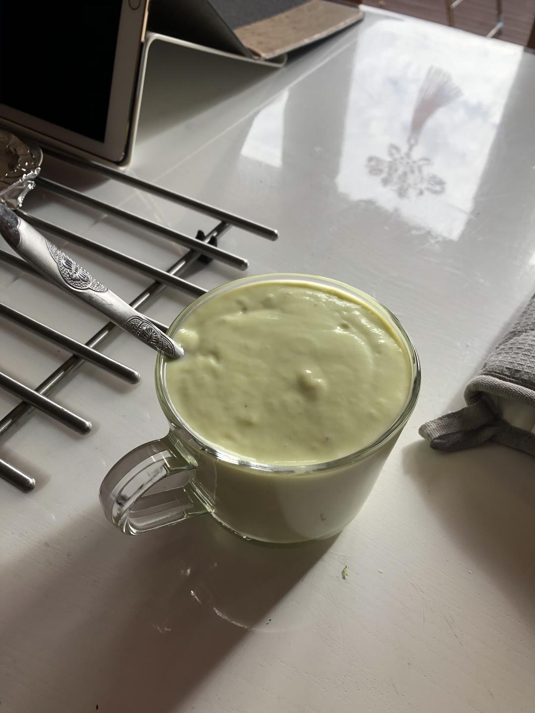 香蕉牛油果奶昔的做法