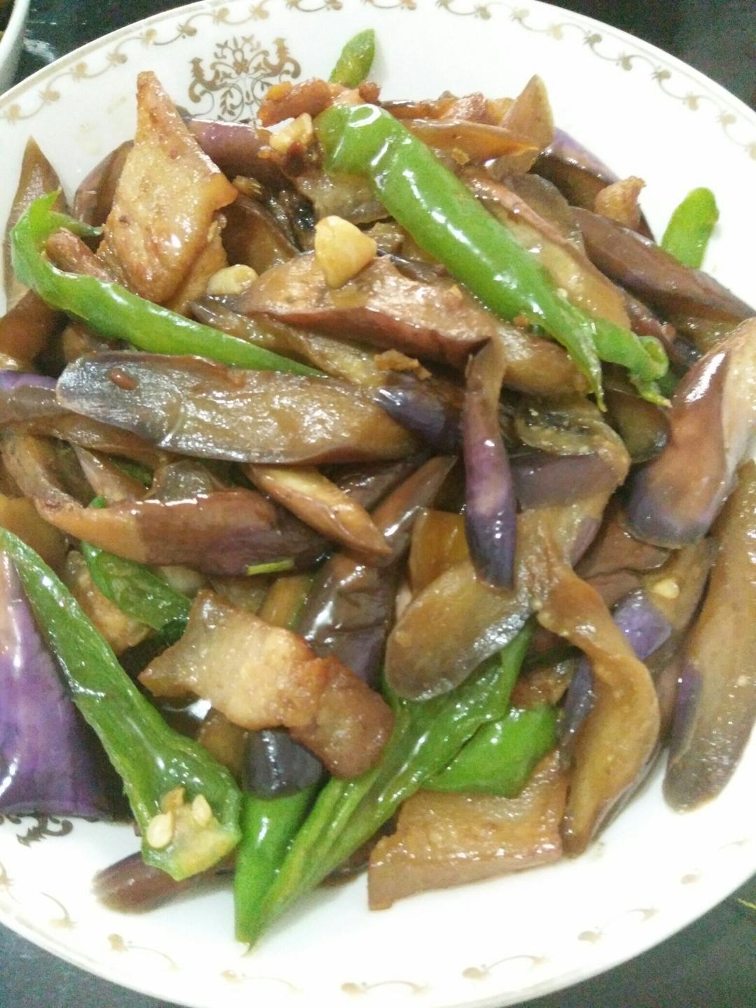 芮芮睿做的辣椒肉炒茄子