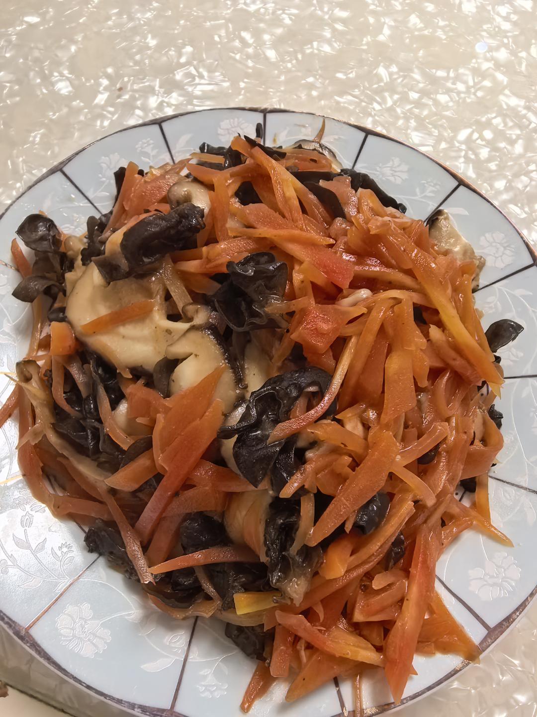 好吃的香菇木耳炒胡萝卜