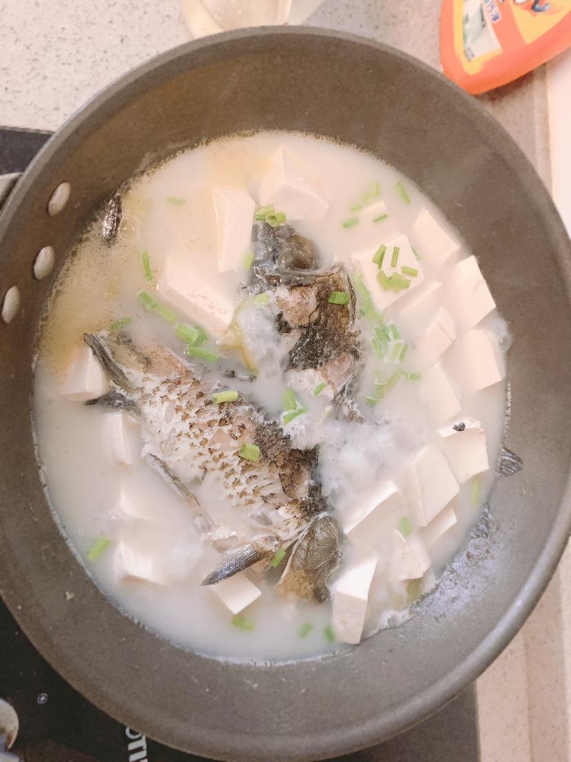 奶白鲫鱼汤