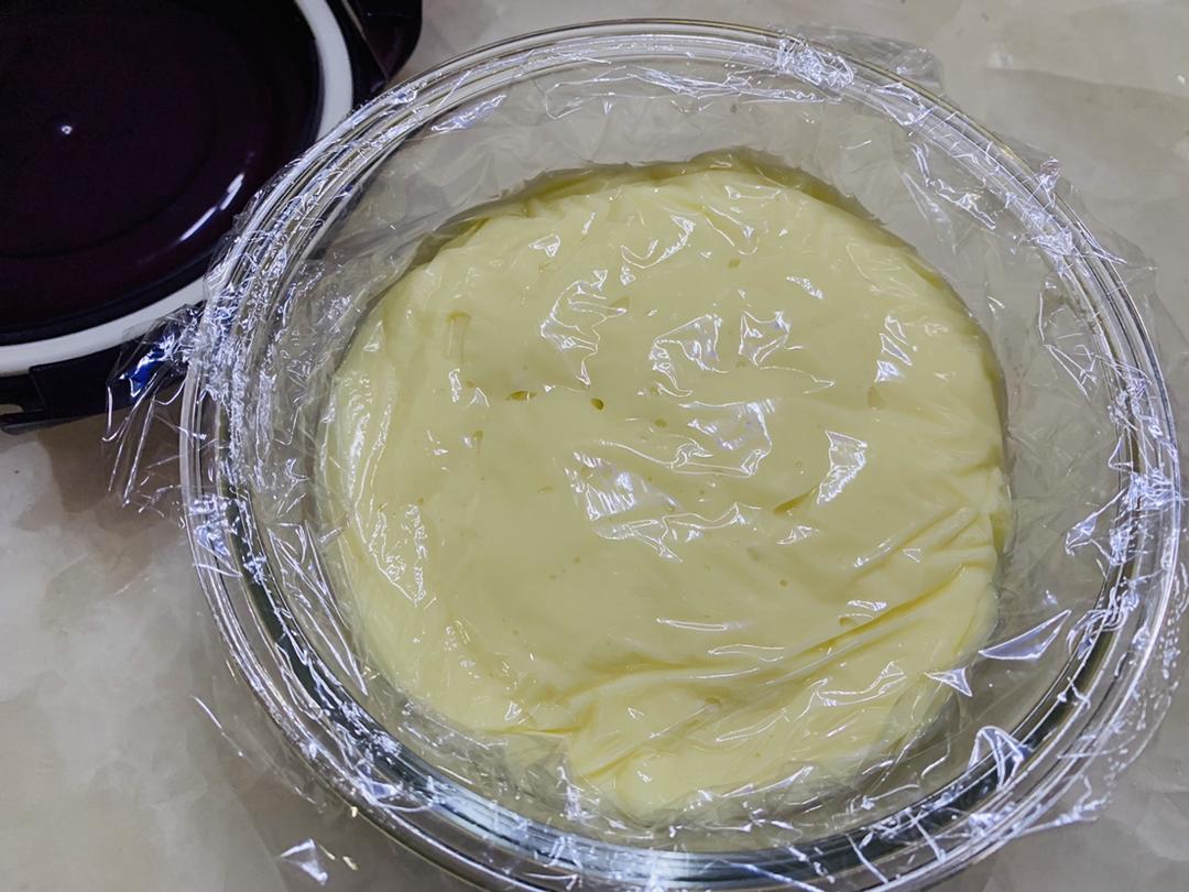 好吃到哭泣的甜甜圈VANILLA CREAM-FILLED DOUGHNUTS