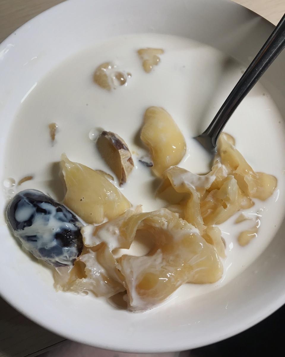 花胶炖红枣牛奶