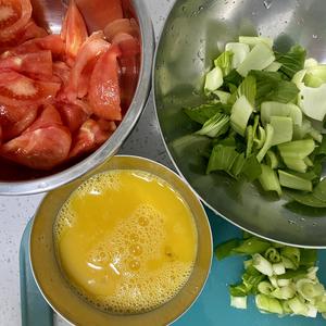 西红柿炒鸡蛋（和油菜）的做法 步骤1