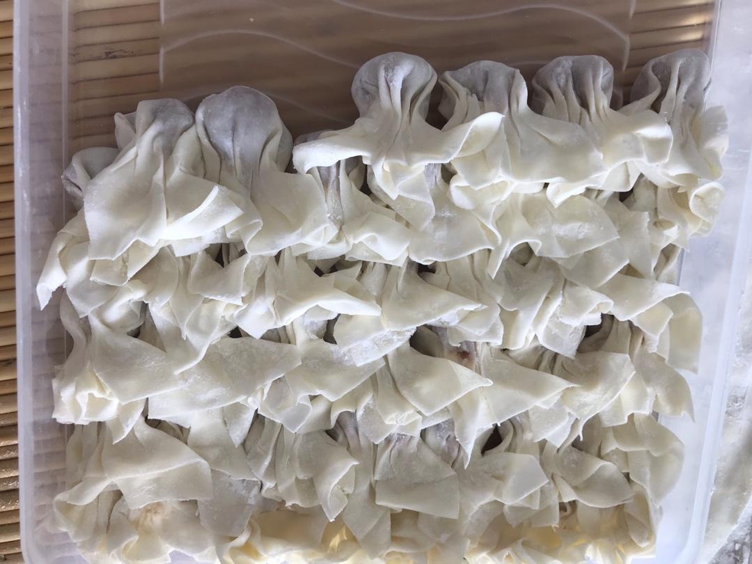 薄如蝉翼的手擀馄饨皮