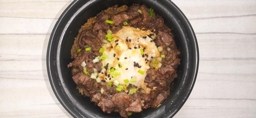窝蛋牛肉饭