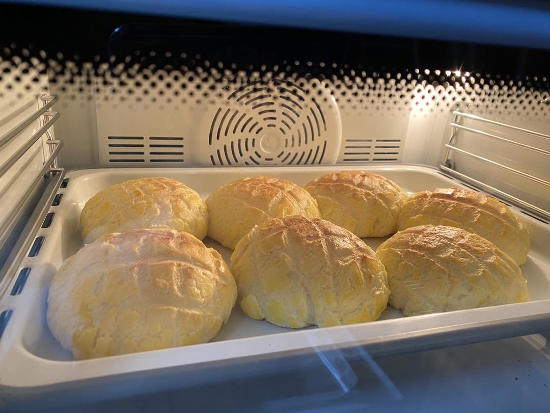 好吃到炸裂的港式菠萝包（附带制作酥皮的小视频）