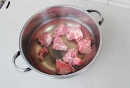 冬瓜薏米猪骨汤的做法 步骤1