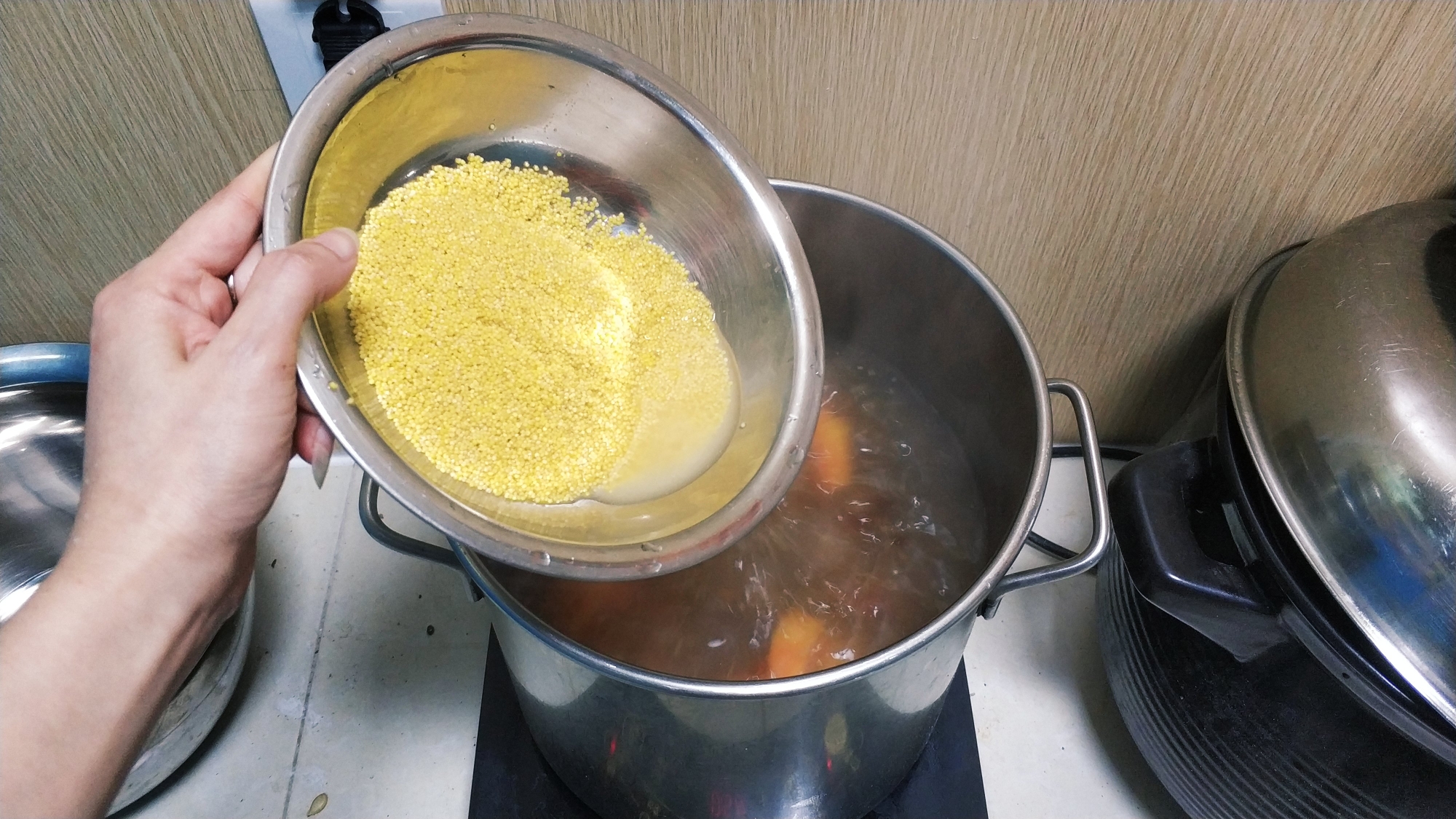 桃胶皂角米木瓜小米甜粥的做法 步骤6