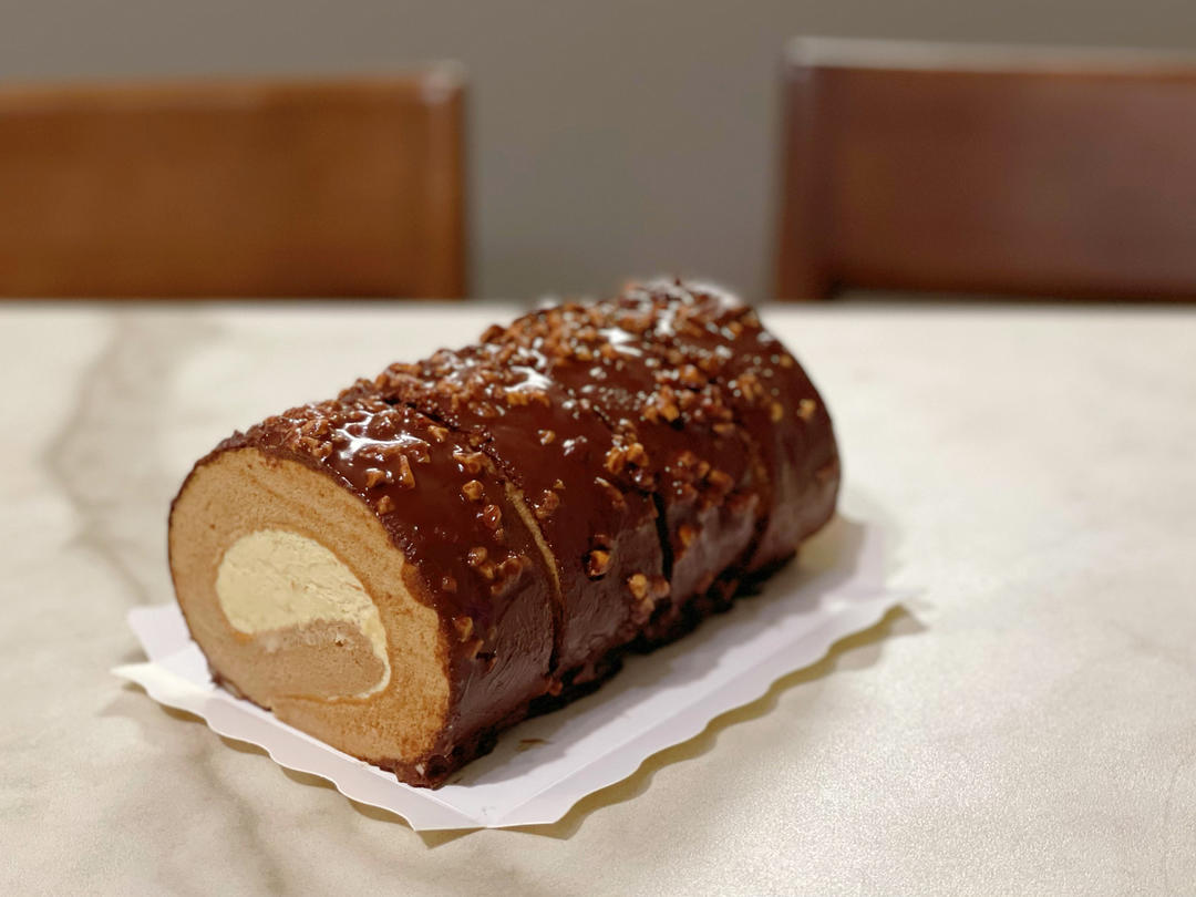 「黑巧脆皮咖啡奶油梦龙卷」