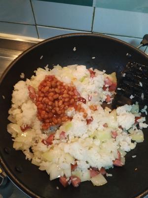 蒜肠洋葱茄豆炒饭的做法 步骤5