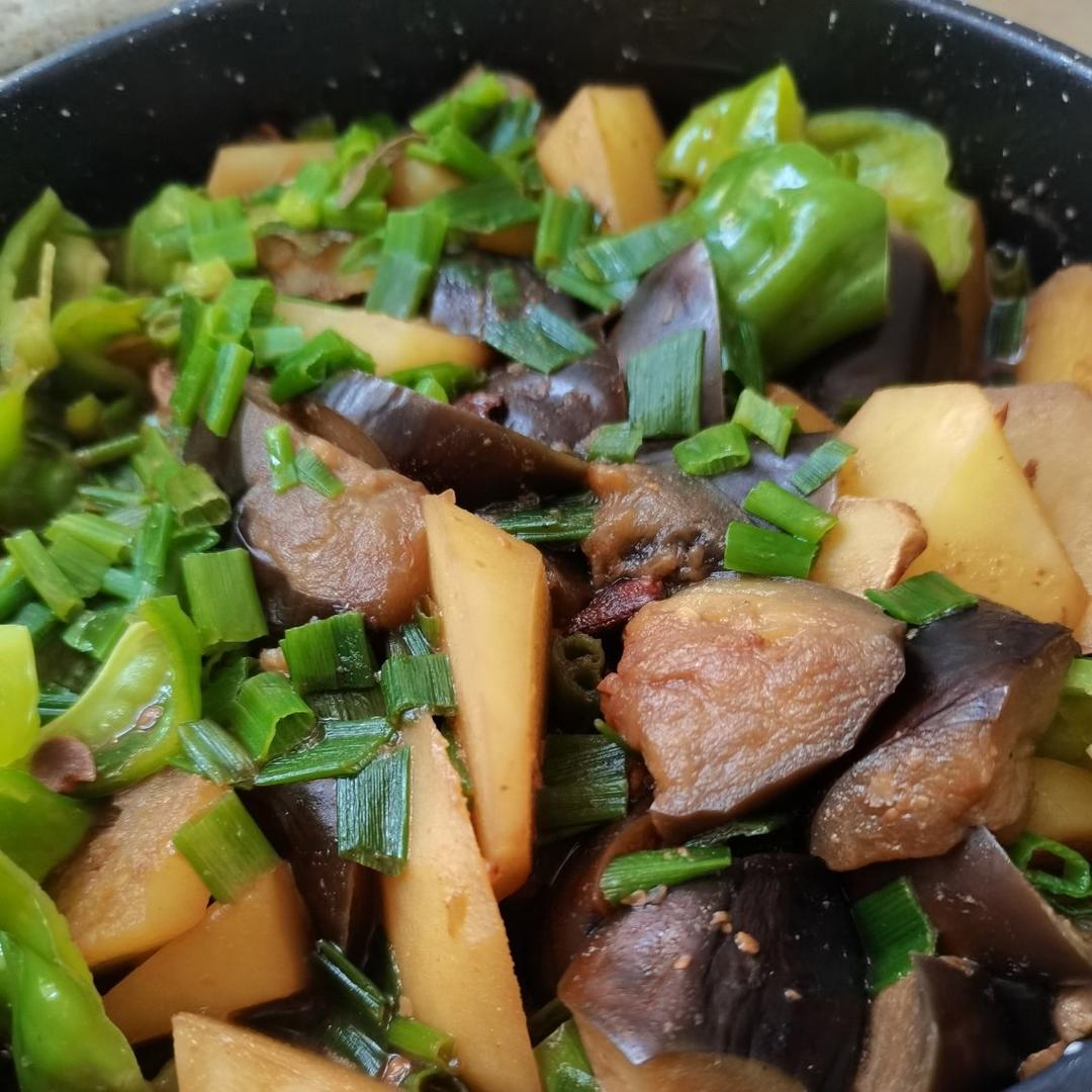 土豆炖茄子家常版，土豆茄子一起炖特别受欢迎，赶紧试试