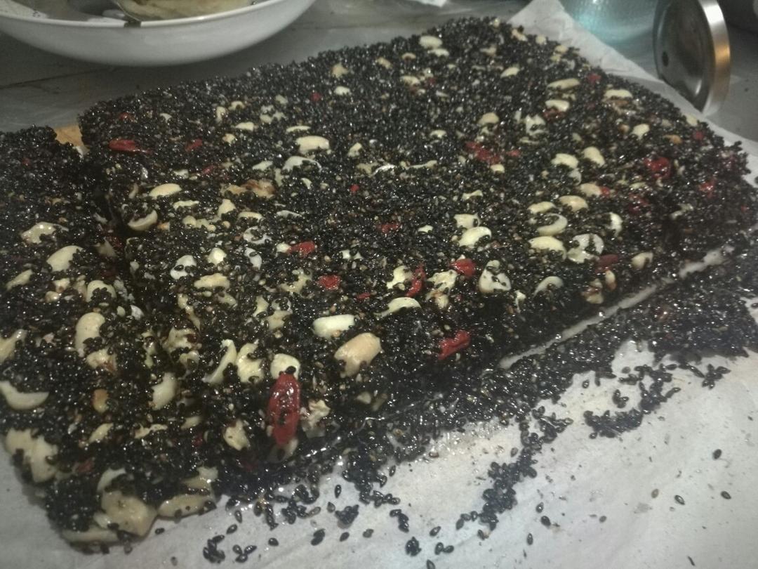 枸杞核桃花生黑芝麻片