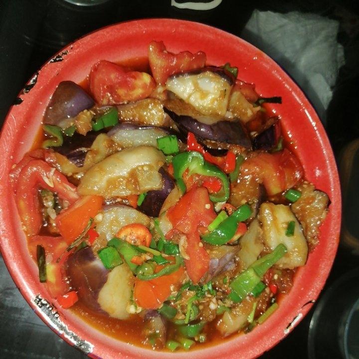 红烧茄子（佐西红柿尖椒）