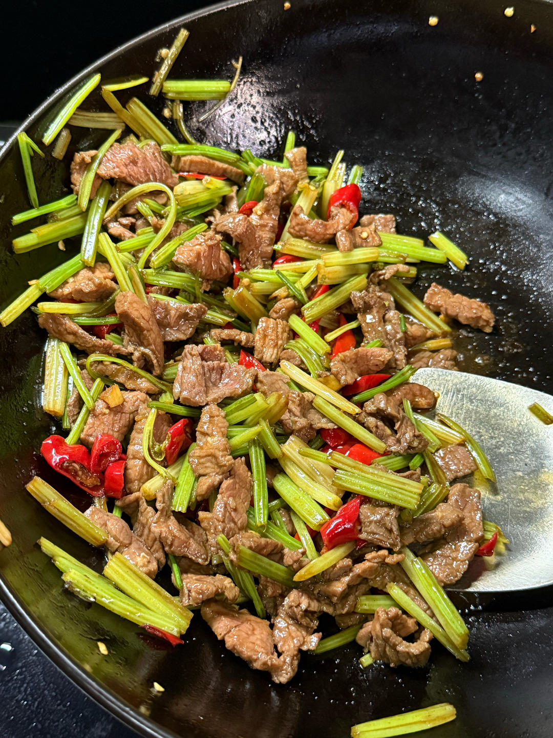 下饭神器又来了，试试这道芹菜炒牛肉！！