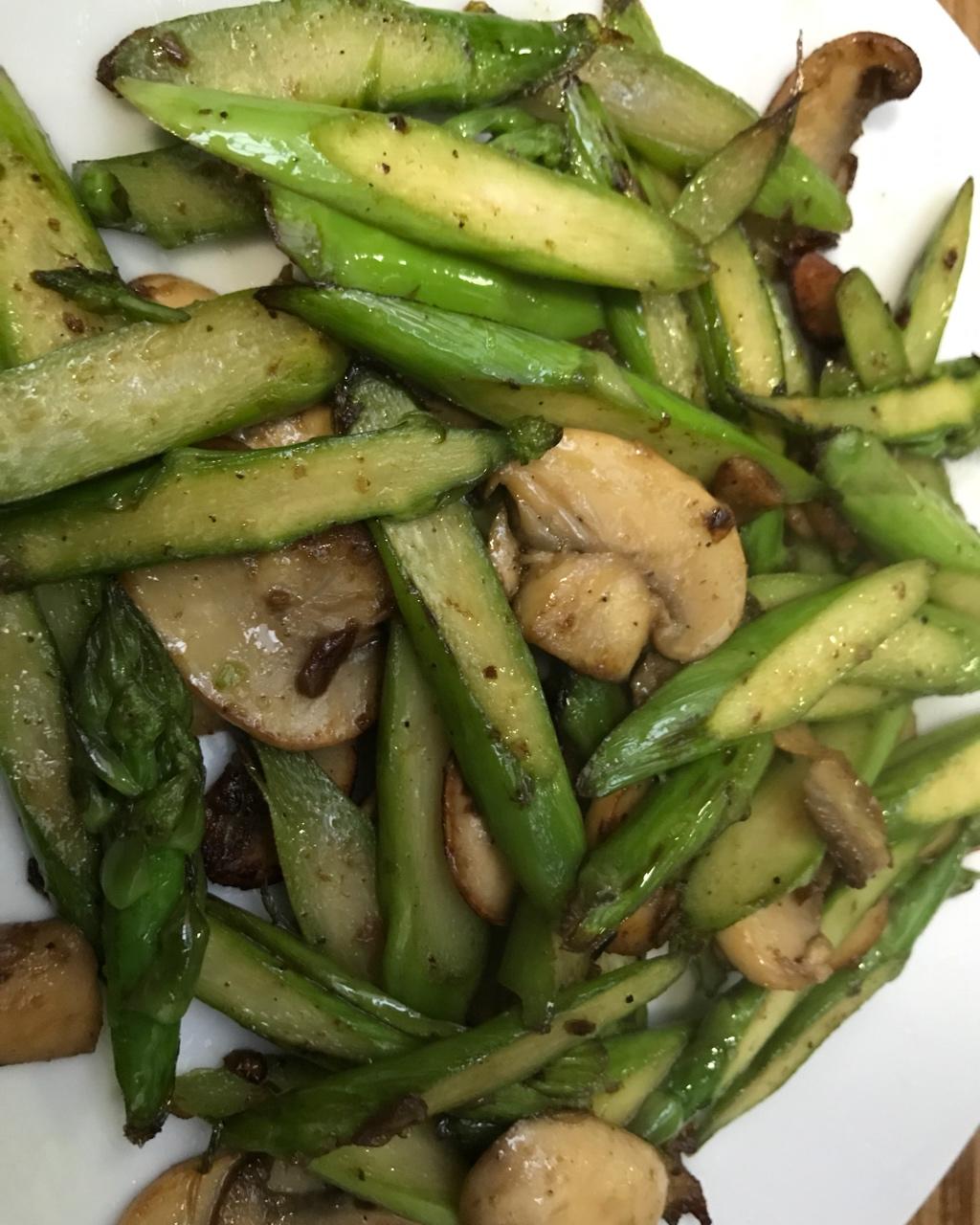 芦笋炒蘑菇