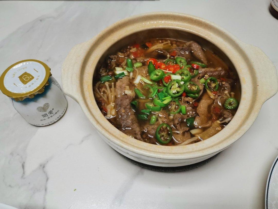 酸汤金针菇肥牛卷