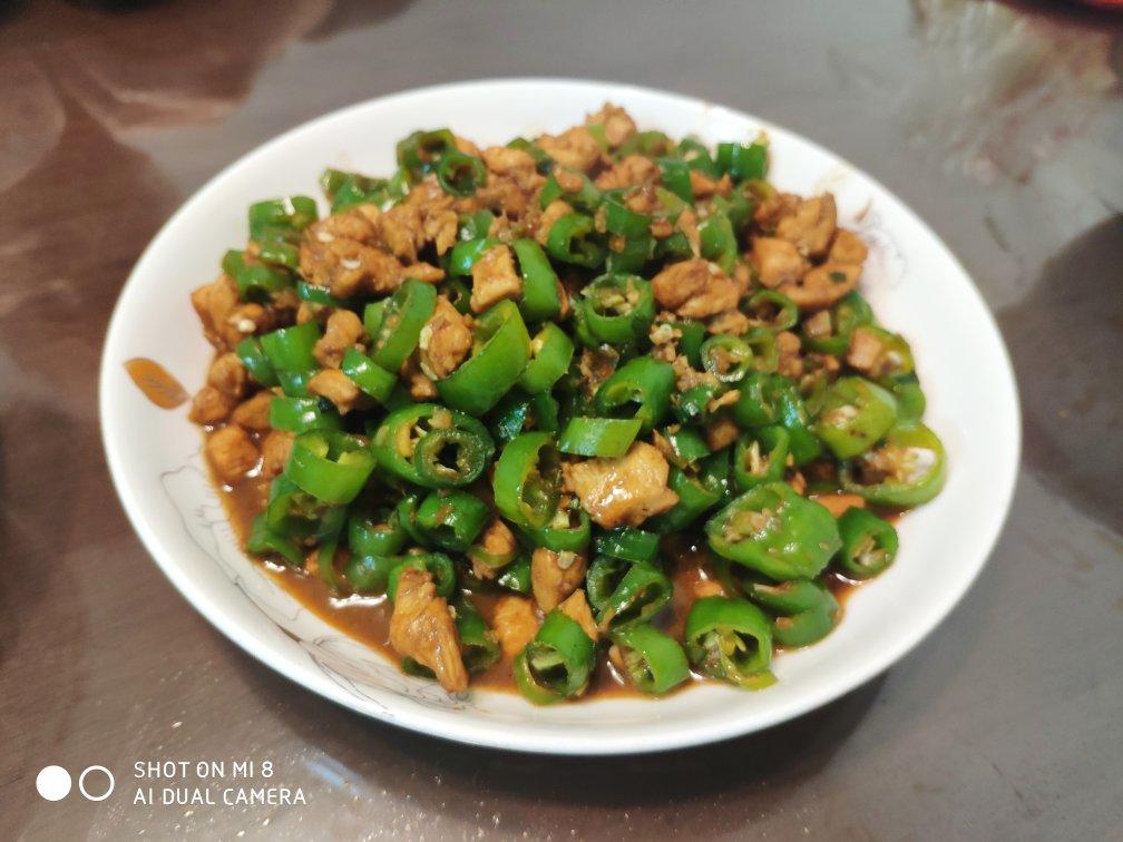 咸鲜可口的青红椒炒鸡丁