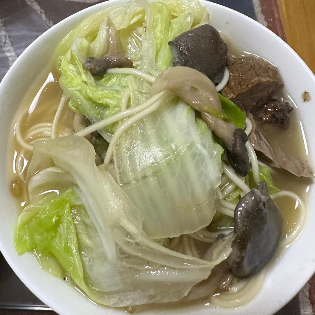 平菇白菜肉丸汤面