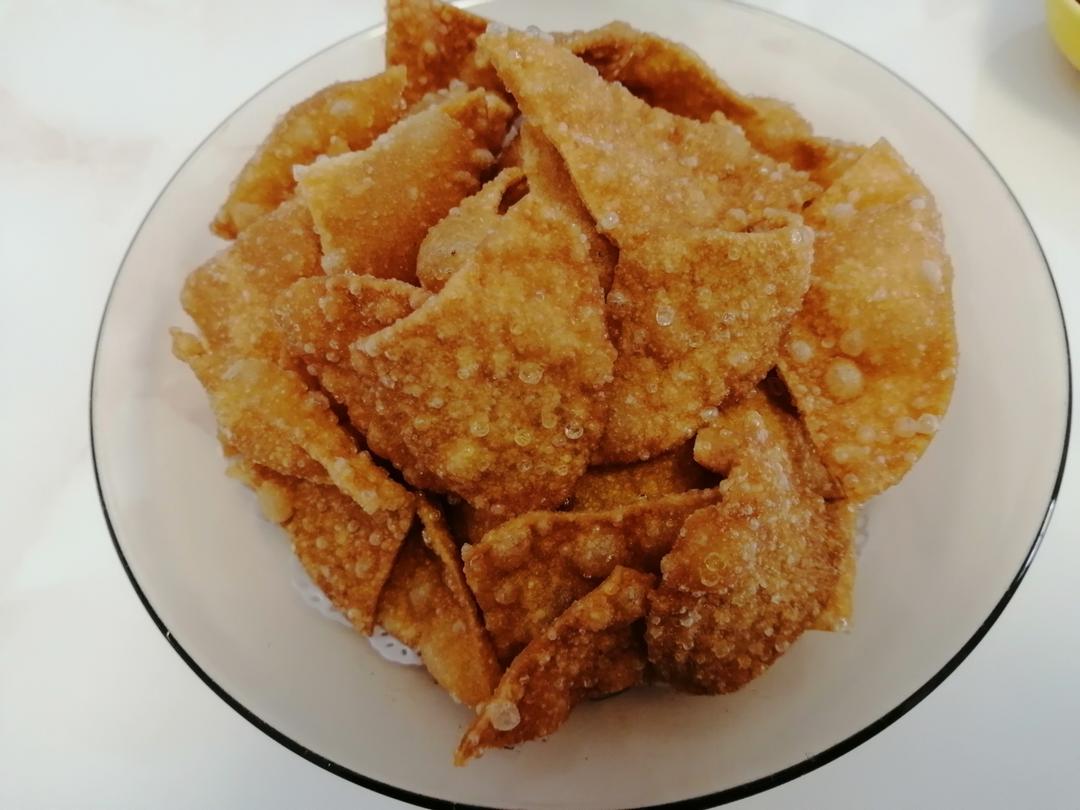 饺子皮新吃法，做成锅巴香酥可口