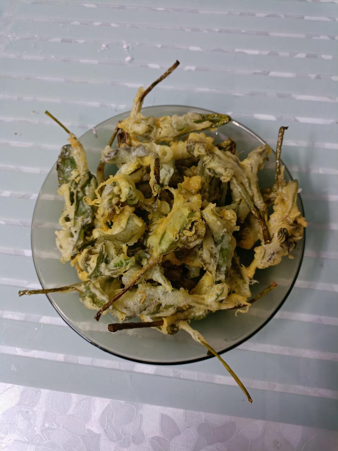 香椿芽不要炒蛋吃啦，油炸香椿芽又酥又脆！