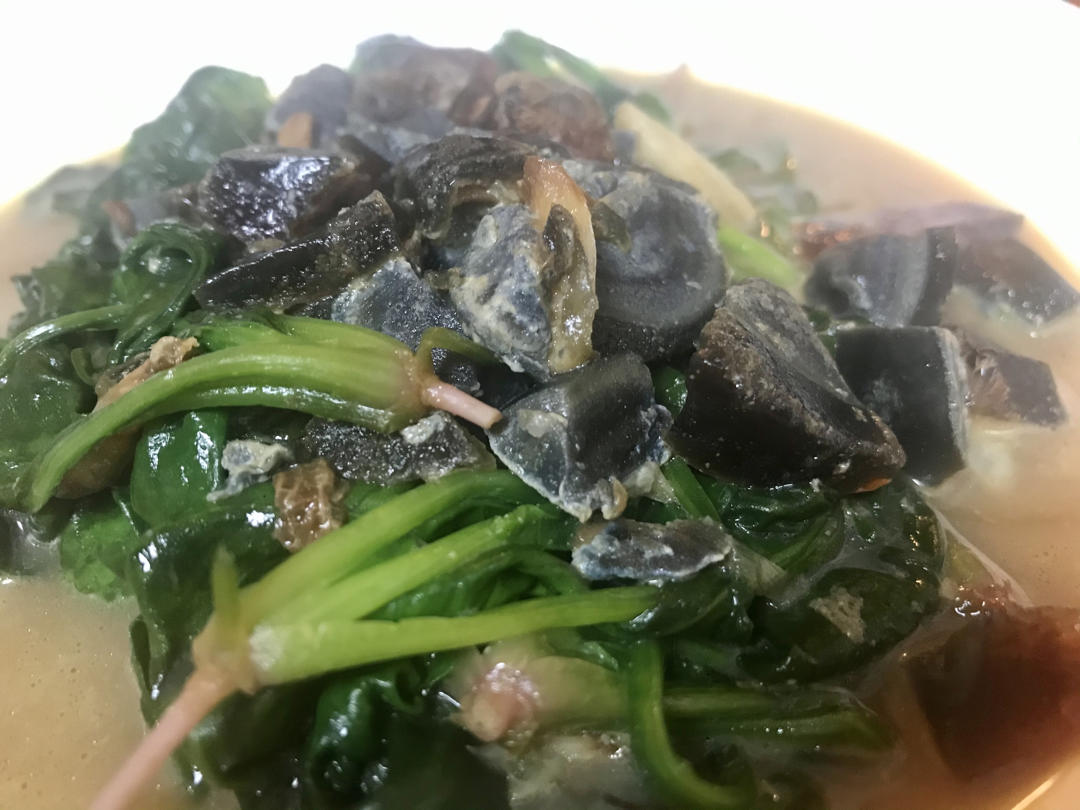 健康又美味——皮蛋汤汁浸菠菜