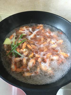水煮河虾的做法 步骤2