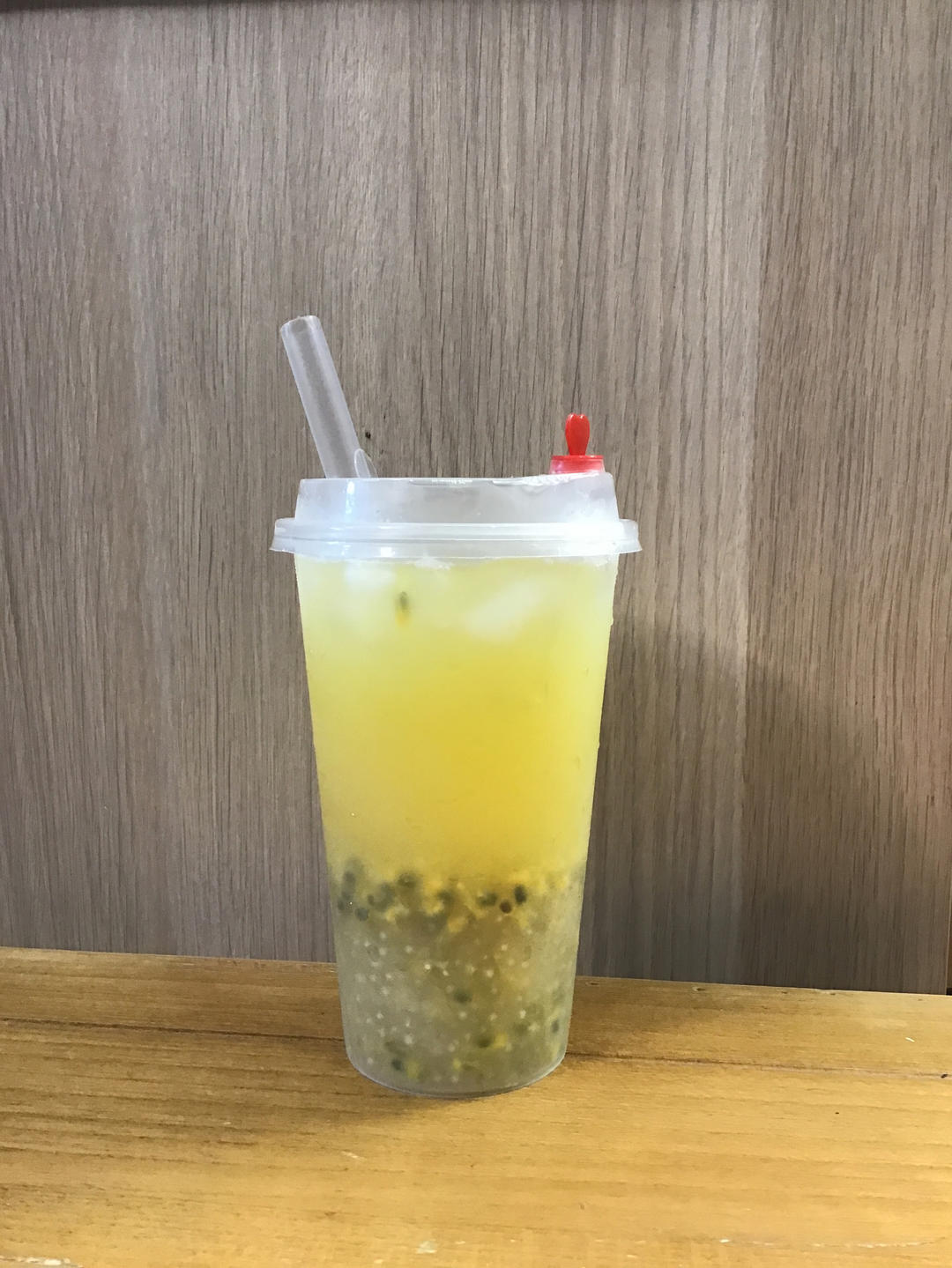 夏日人气饮品，柠檬百香果水果茶